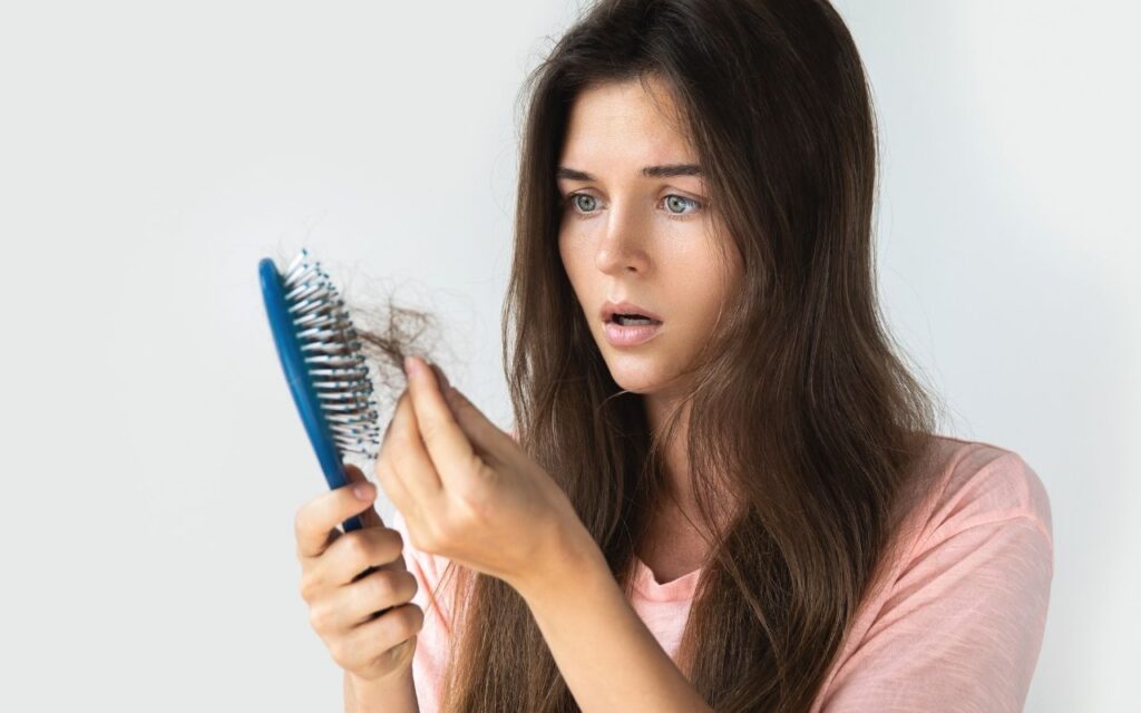 Tóc rụng nhiều do nguyên nhân gì? 7 lý do phổ biến bạn cần biết