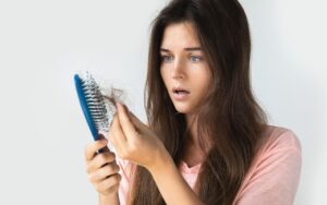Tóc rụng nhiều do nguyên nhân gì? 7 lý do phổ biến bạn cần biết