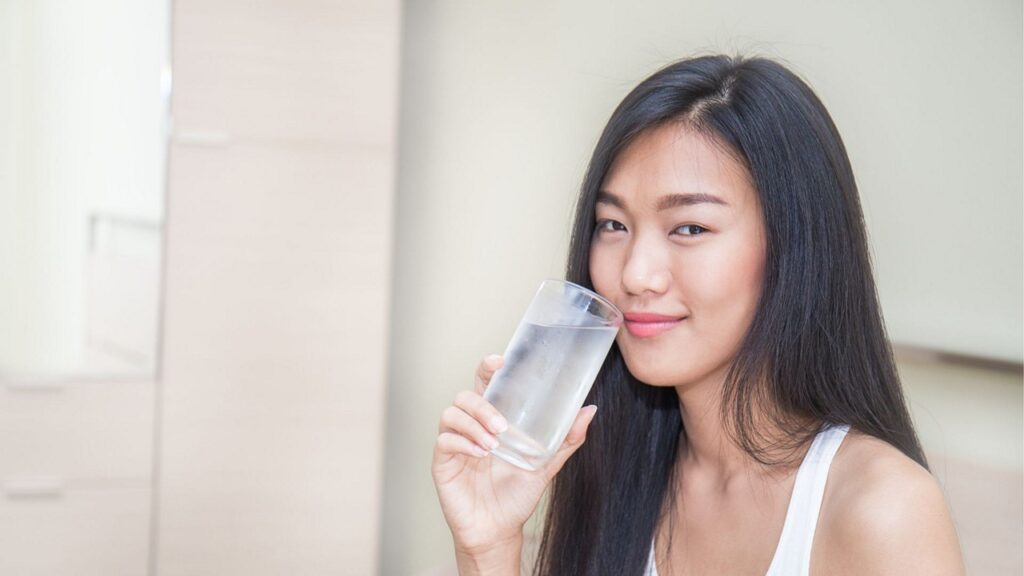 Uống đủ nước rất tốt cho tóc
