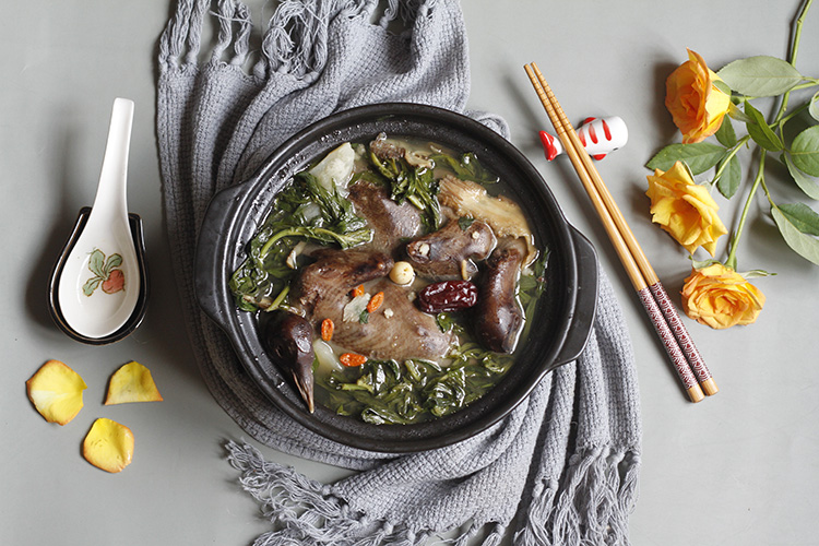 Canh lợi sữa cho mẹ từ bồ câu, ngải cứu và thuốc bắc