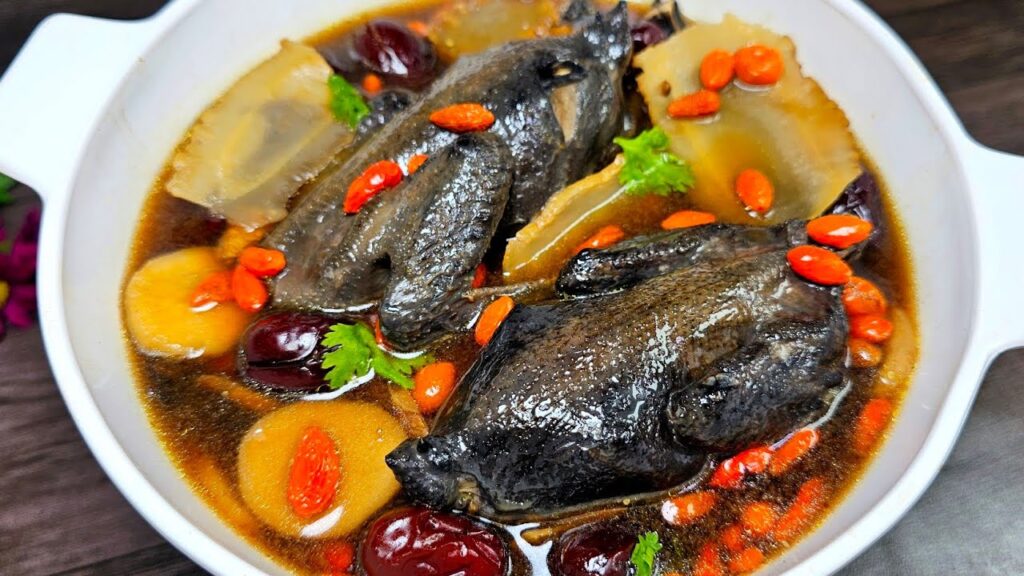 canh lợi sữa cho mẹ từ gà ác và thuốc bắc