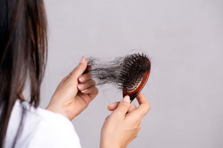 TÓC RỤNG NHIỀU: DẤU HIỆU CẢNH BÁO SỨC KHỎE BẠN KHÔNG NÊN BỎ QUA
