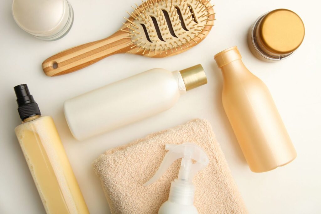 Nên ưu tiên các sản phẩm chăm sóc tóc lành tính khi dưỡng da đầu