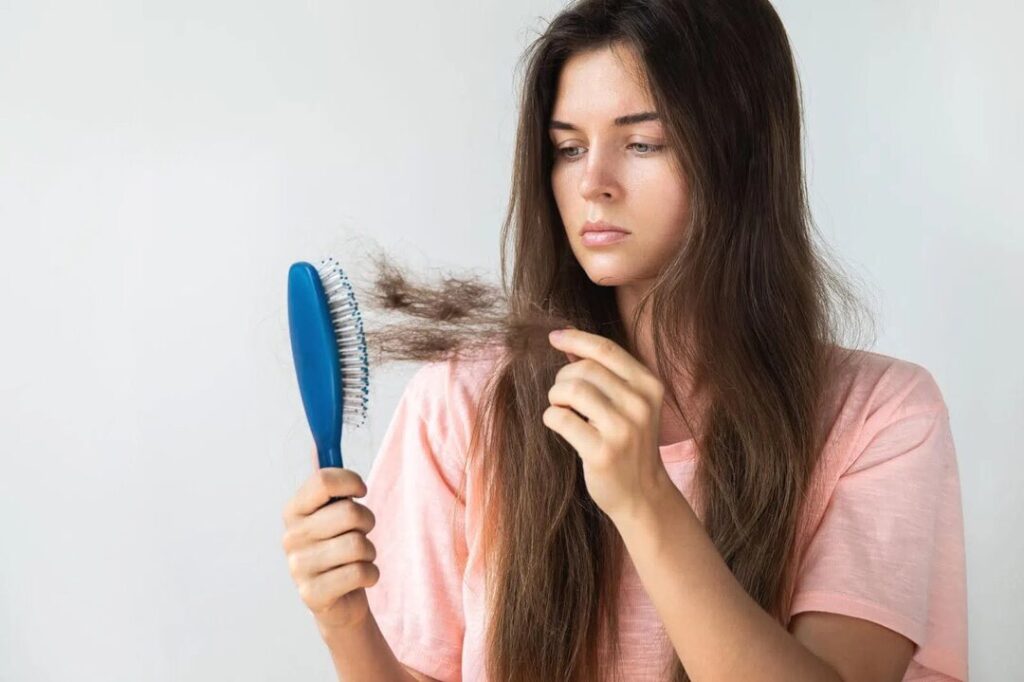 Tóc rụng nhiều phải làm sao để cải thiện hiệu quả tại nhà?