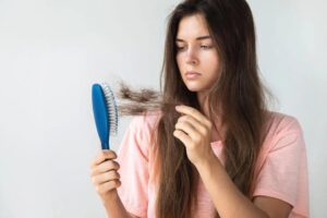 Tóc rụng nhiều phải làm sao để cải thiện hiệu quả tại nhà?
