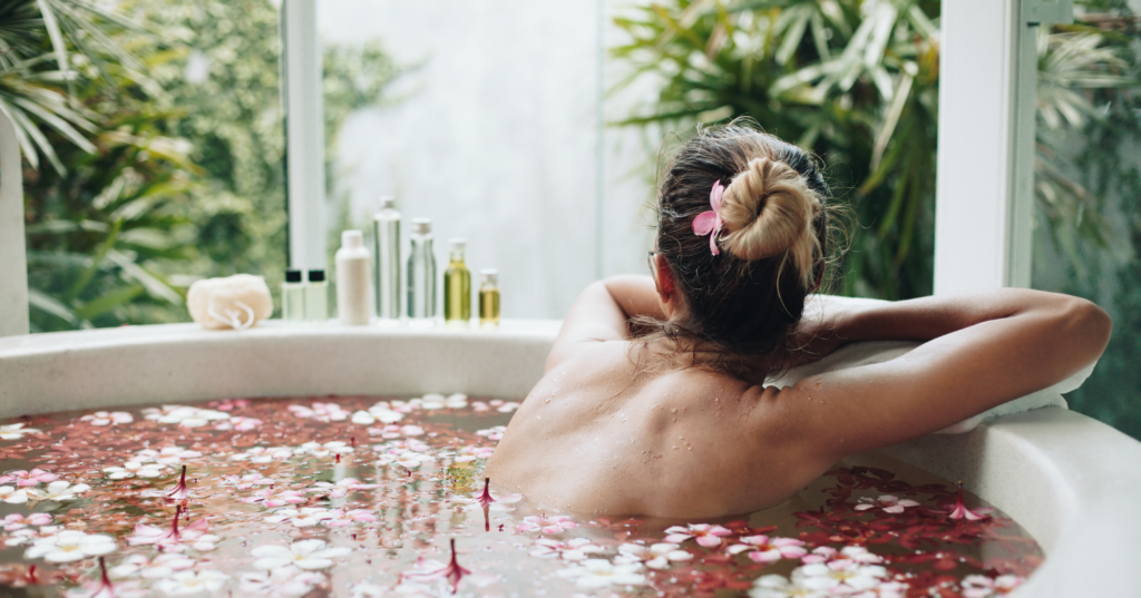 Giao mùa, tắm đúng cách để tránh “héo da”